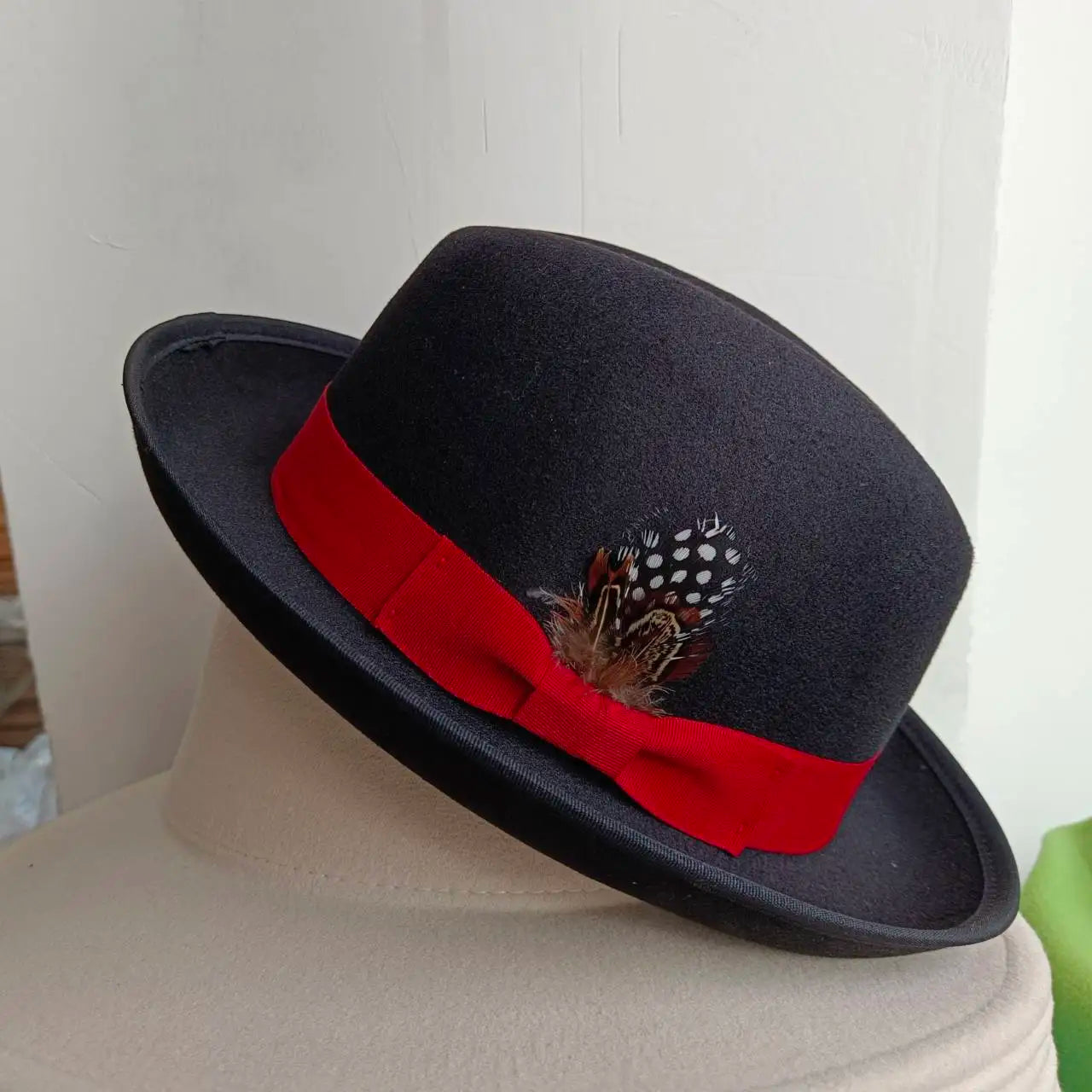 Chapeau melon sur fond gris, mettant en valeur sa forme