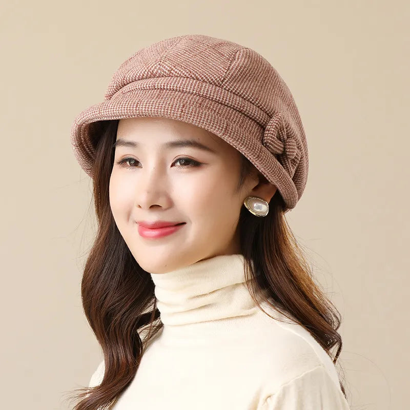 Béret élégant en tissu doux posé sur une surface