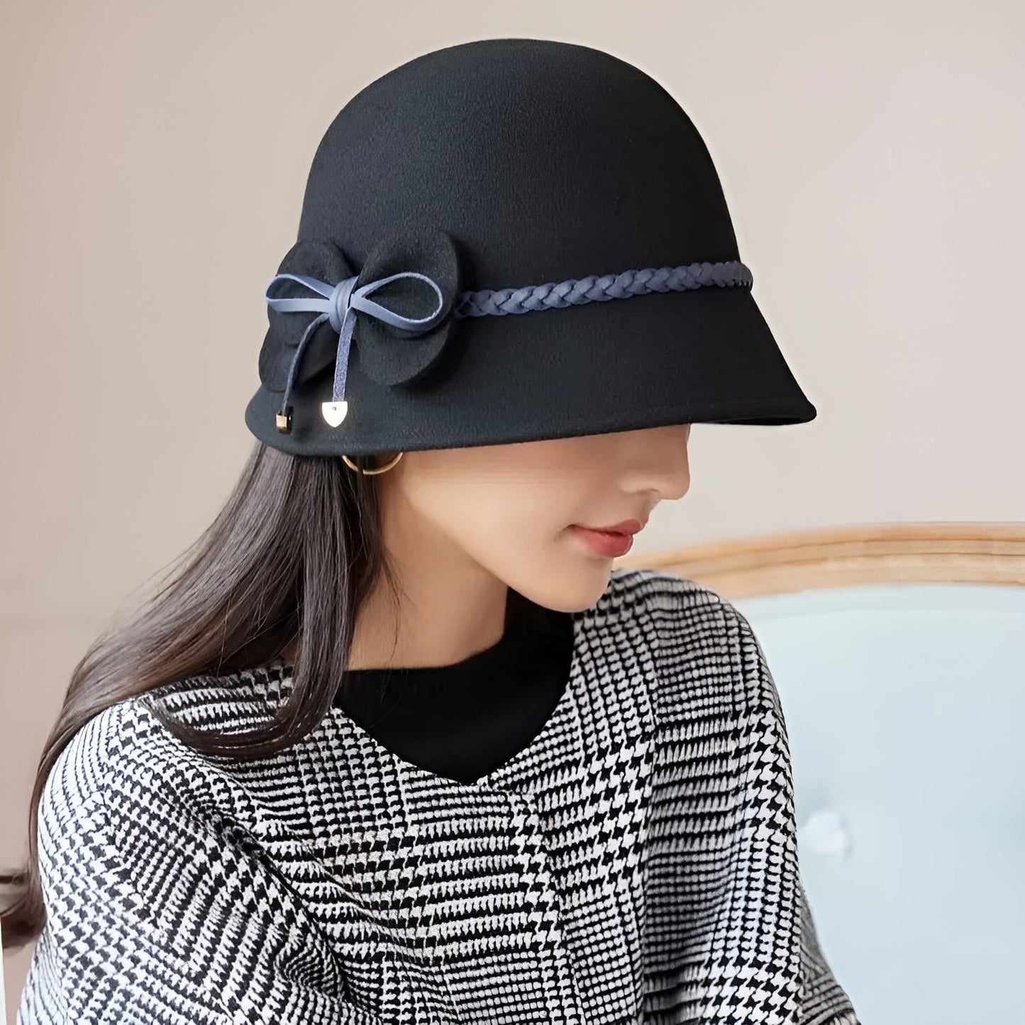 Gros plan sur un chapeau cloche avec détails en feutre