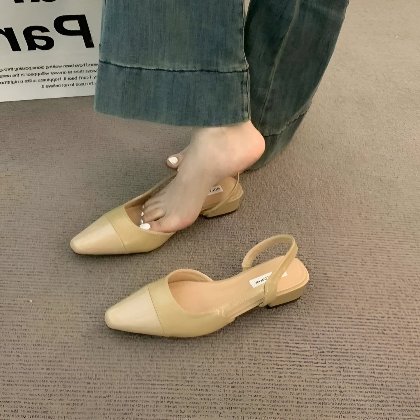 Ballerines bout pointu avec bride arrière souple en gros plan