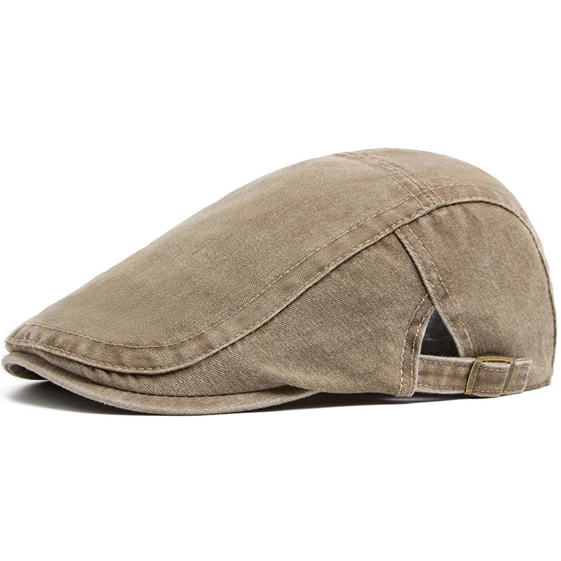 Béret posé à côté d'une paire de lunettes de soleil