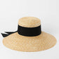 Personne portant le chapeau de paille lors d'un événement extérieur
