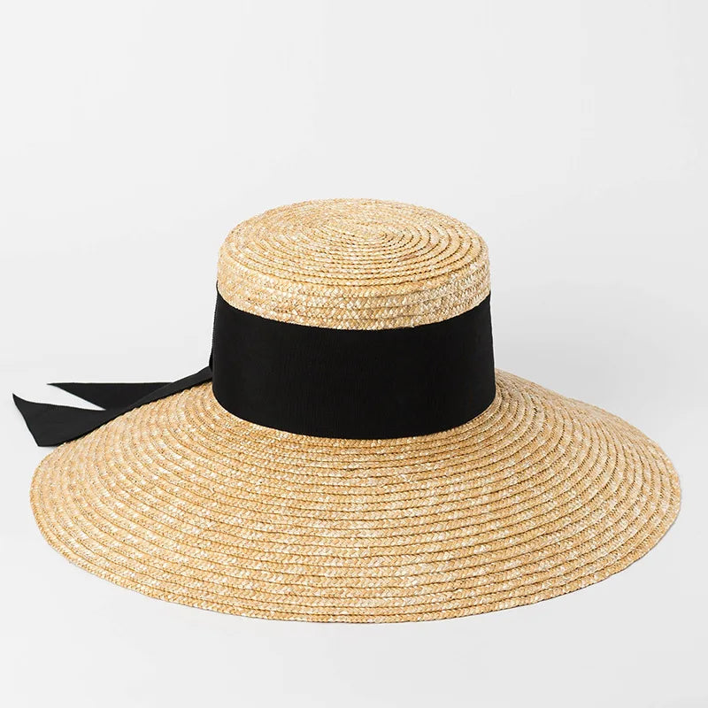 Personne portant le chapeau de paille lors d'un événement extérieur