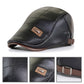 Béret en cuir posé sur une table en bois