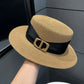 Zoom sur la texture respirante du chapeau de paille