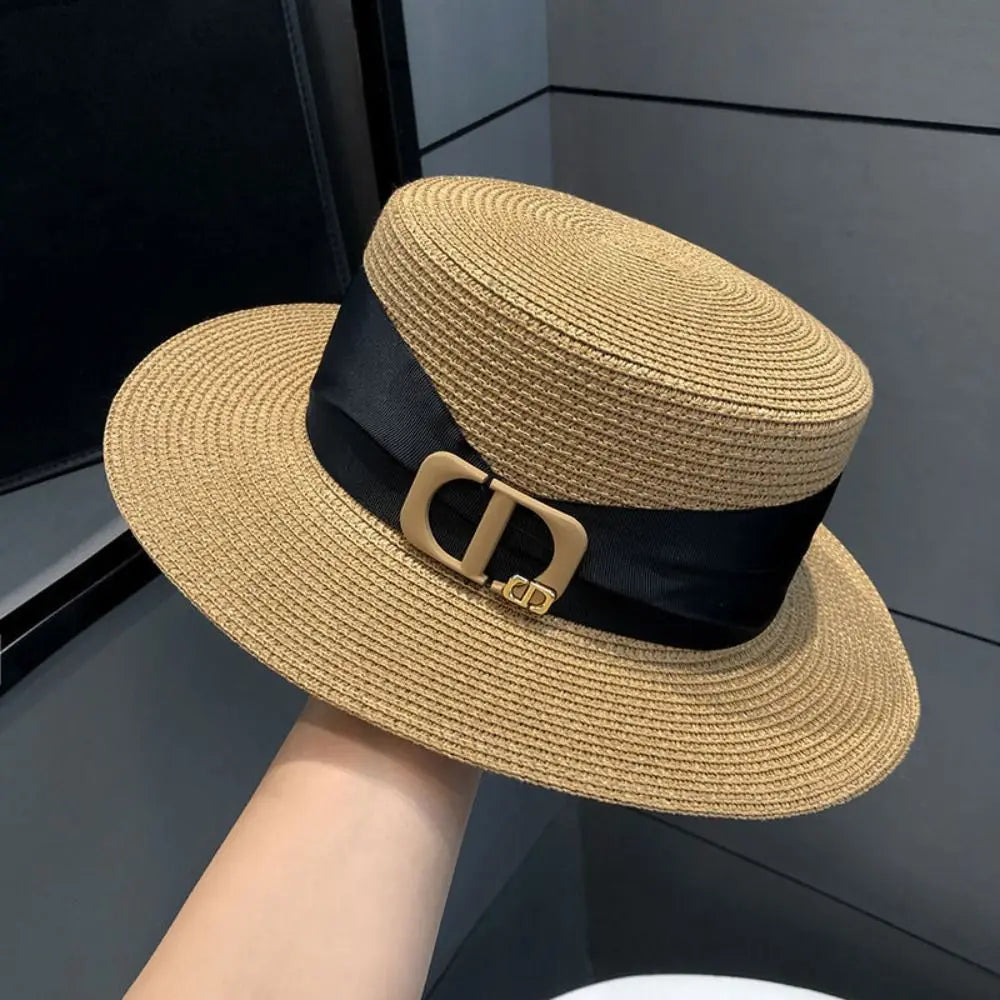 Zoom sur la texture respirante du chapeau de paille