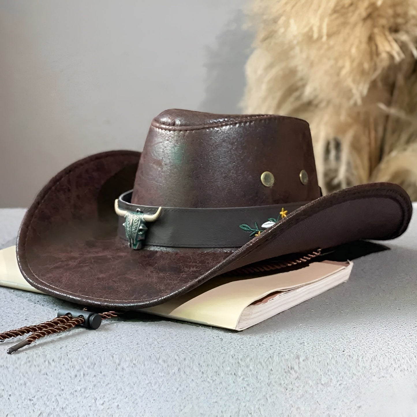 Chapeau cowboy en cuir, soulignant sa robustesse et son style