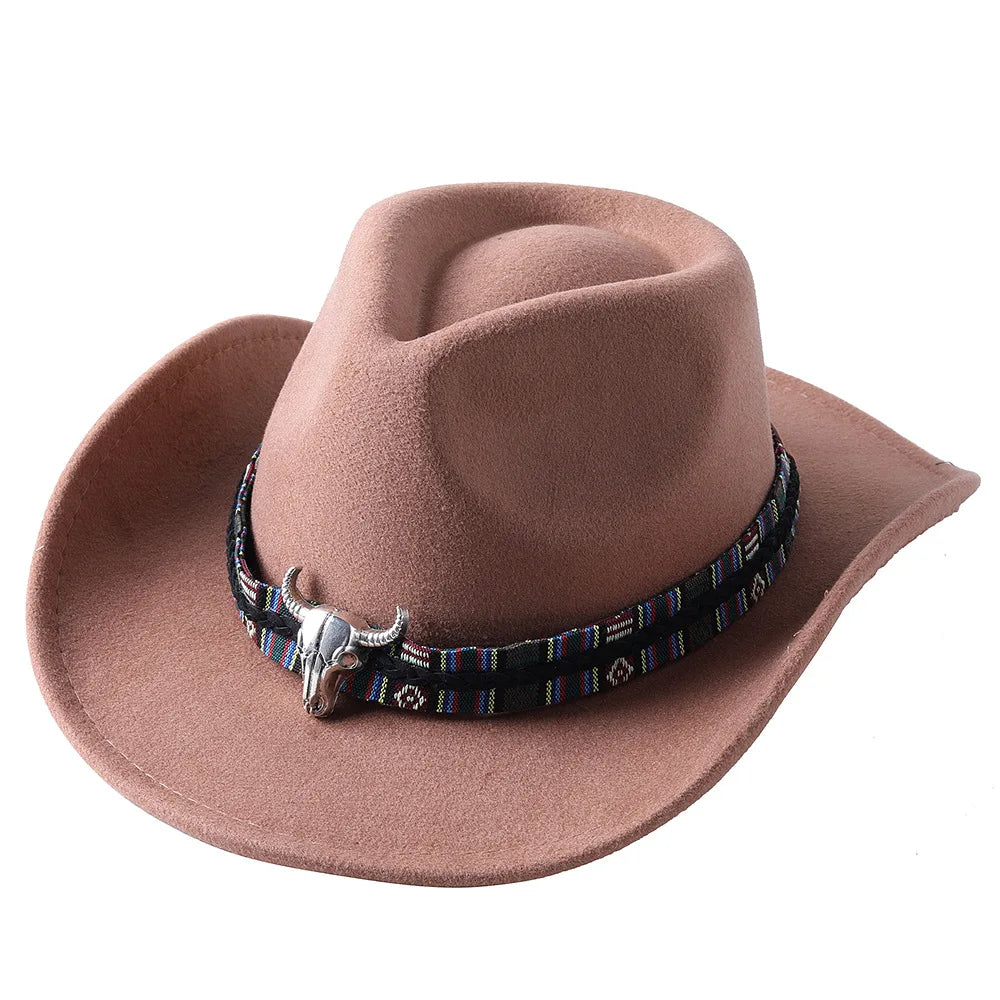 Chapeau cowboy en cuir sur fond neutre, bordure visible