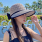 Femme portant un chapeau de paille sur la plage
