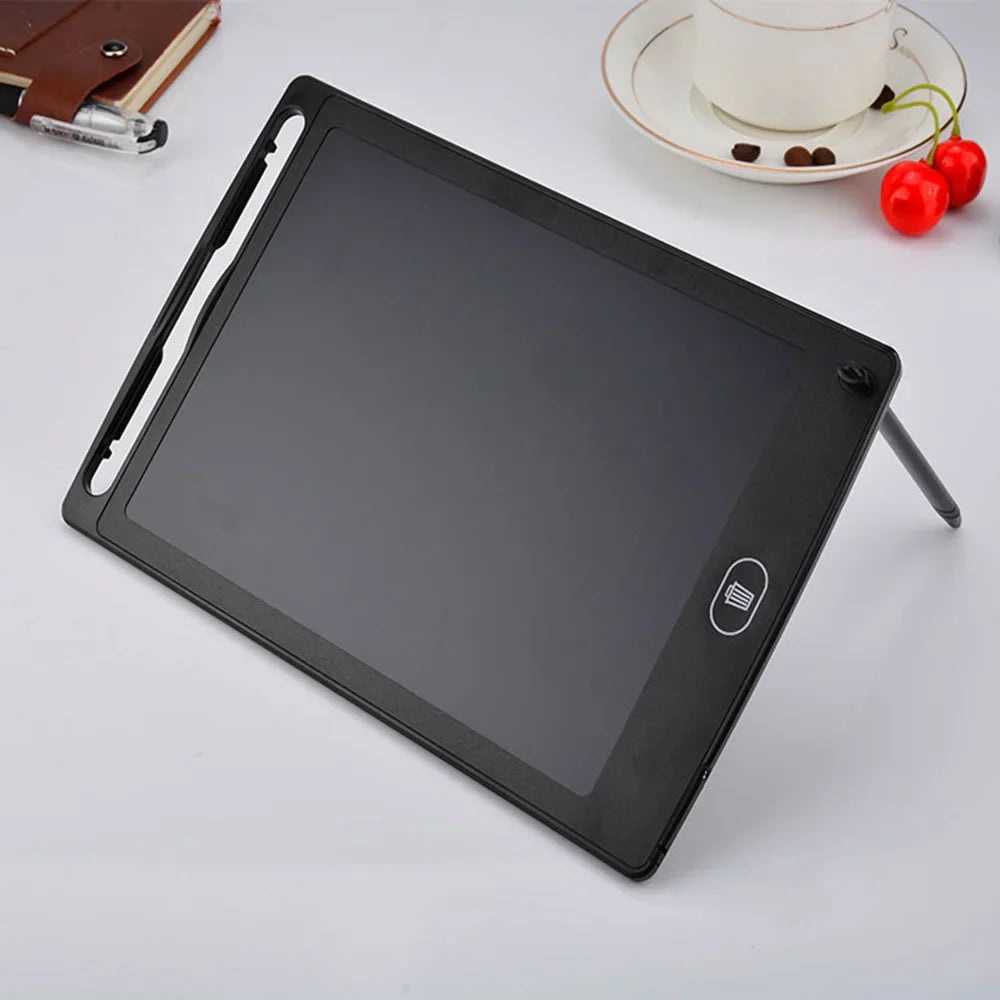 Tablette à dessin posée sur une table avec un stylet