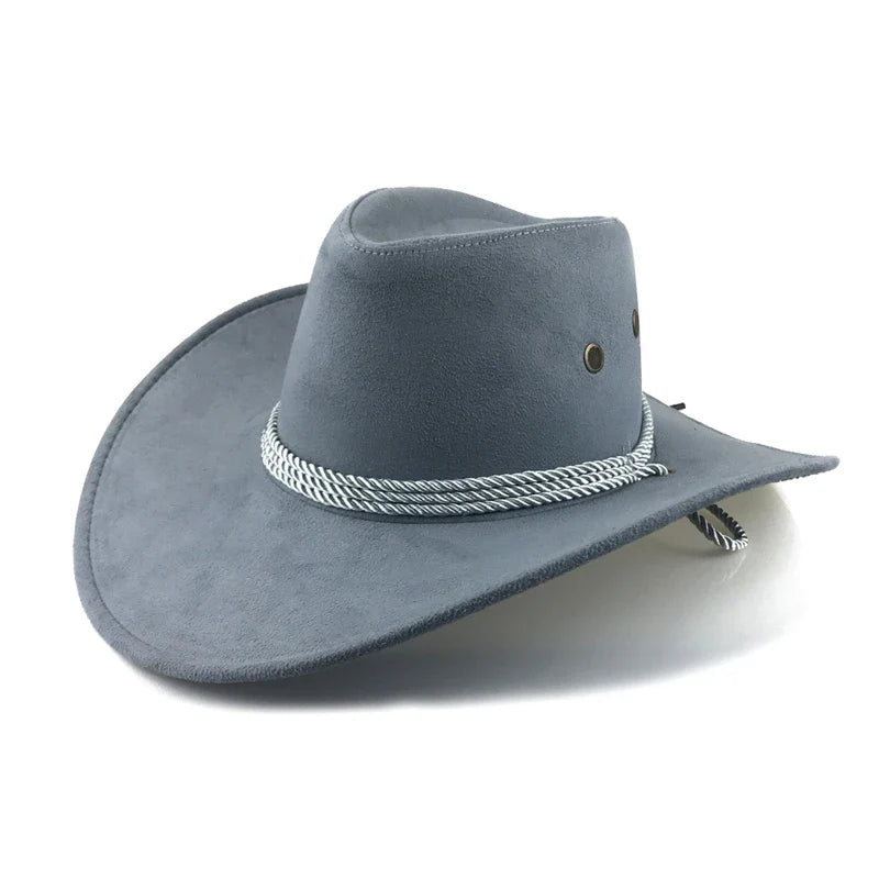Chapeau cowboy suspendu à une clôture en bois