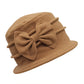 Vue de dessus d'un chapeau cloche, intérieur en satin