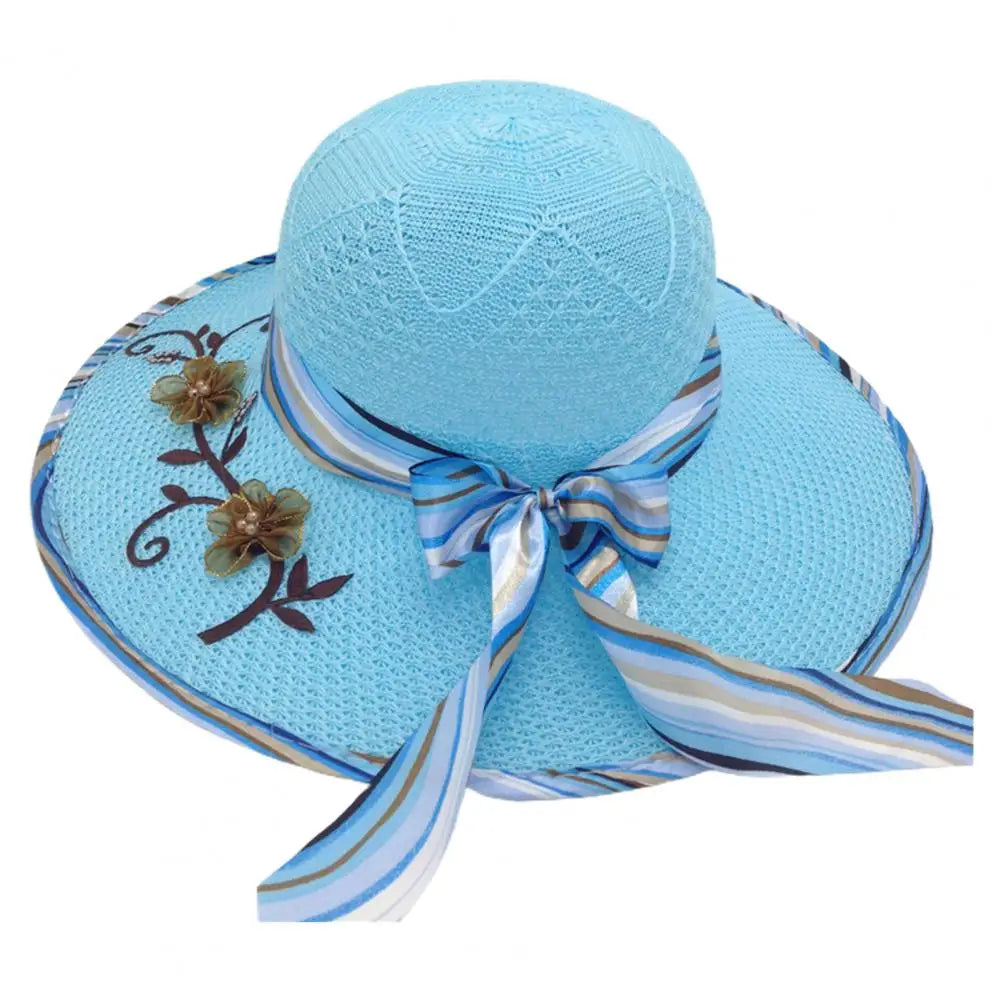 Femme portant un chapeau de paille, vue en extérieur
