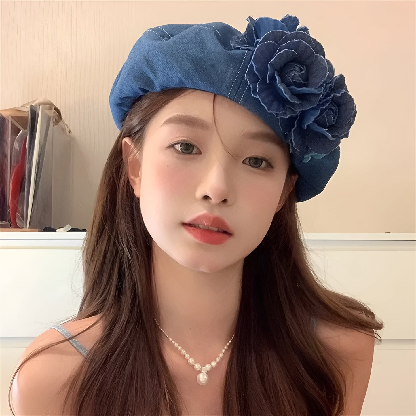 Femme portant un béret en jean, vue de profil