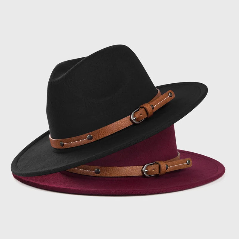 Gros plan sur un chapeau Fedora en laine posé sur une table en bois