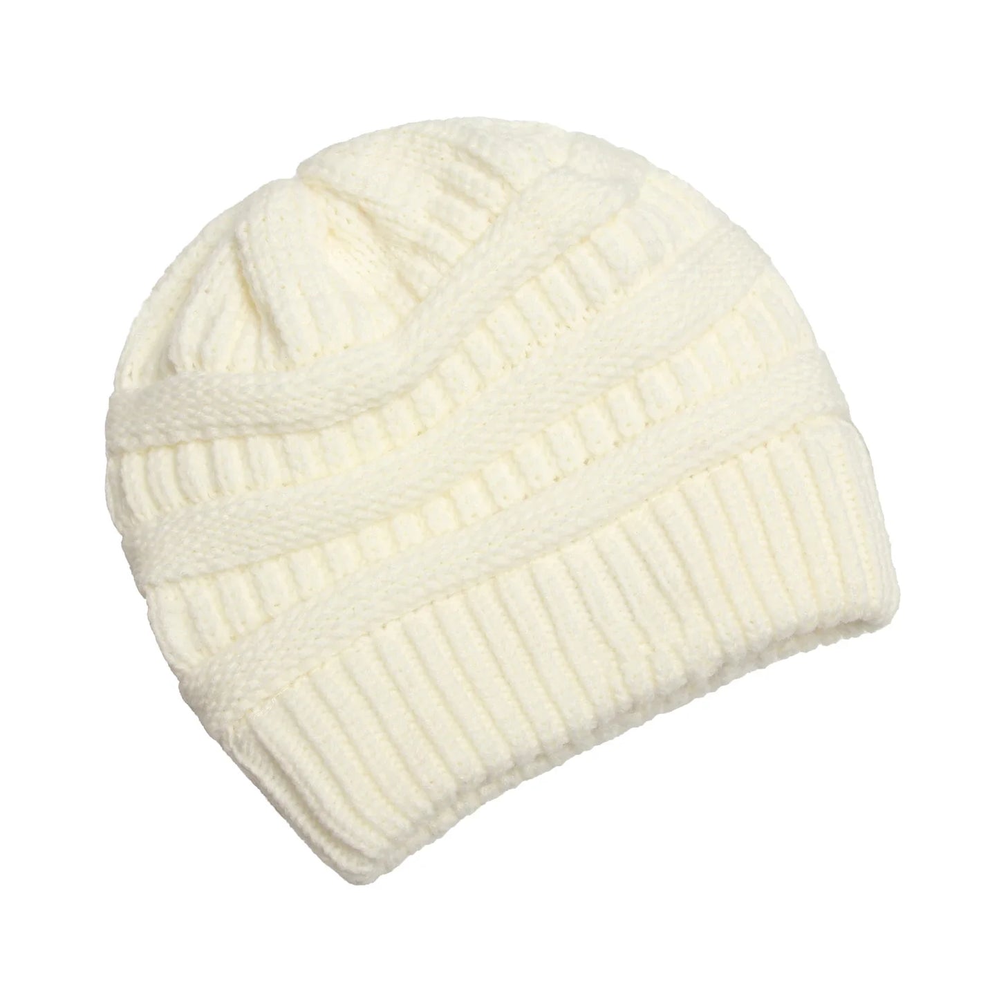 Mannequin portant le bonnet en extérieur enneigé