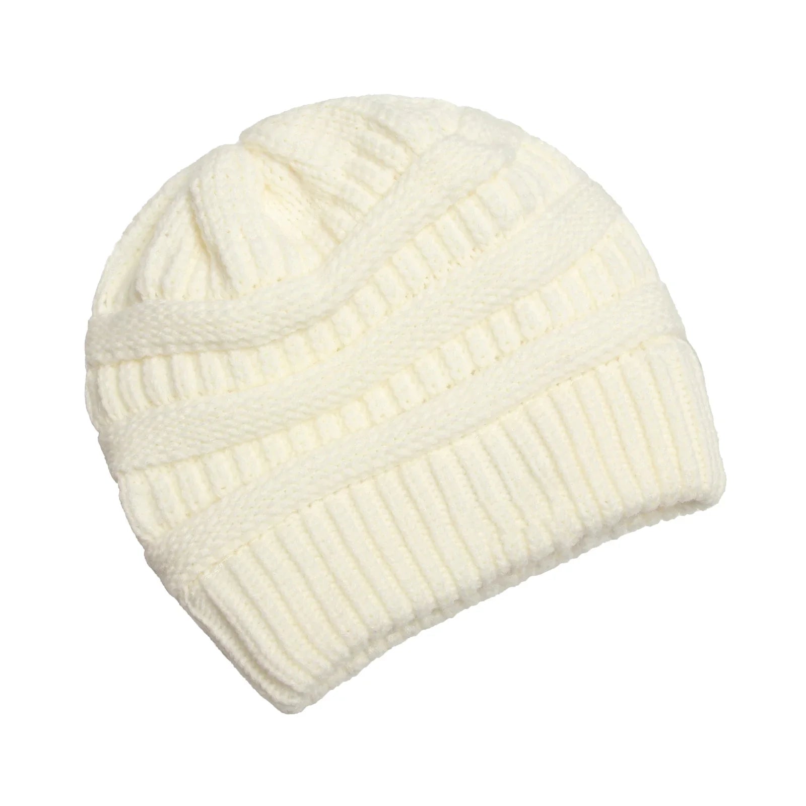Mannequin portant le bonnet en extérieur enneigé