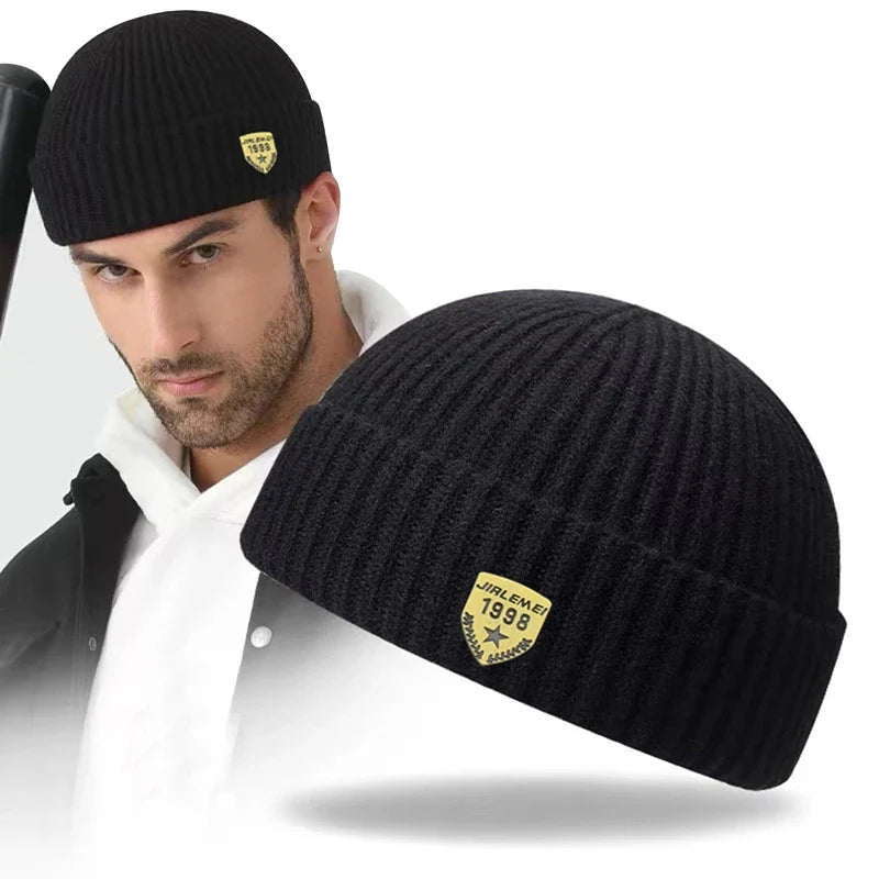 Bonnet en maille côtelée avec écusson brodé sur le devant