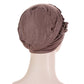 Détail du serre-tête du bonnet marron élégant