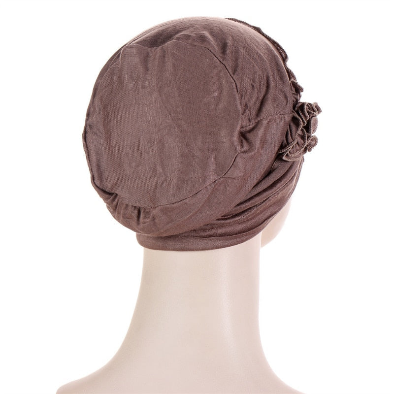 Détail du serre-tête du bonnet marron élégant