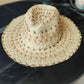 Motifs croix multicolores sur chapeau bohème