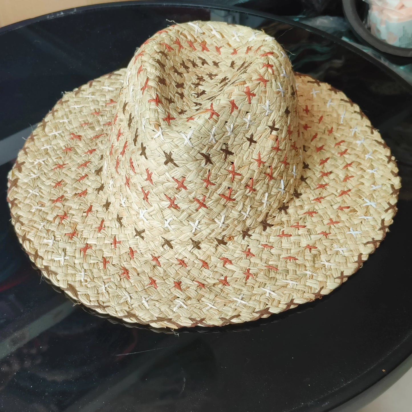 Motifs croix multicolores sur chapeau bohème