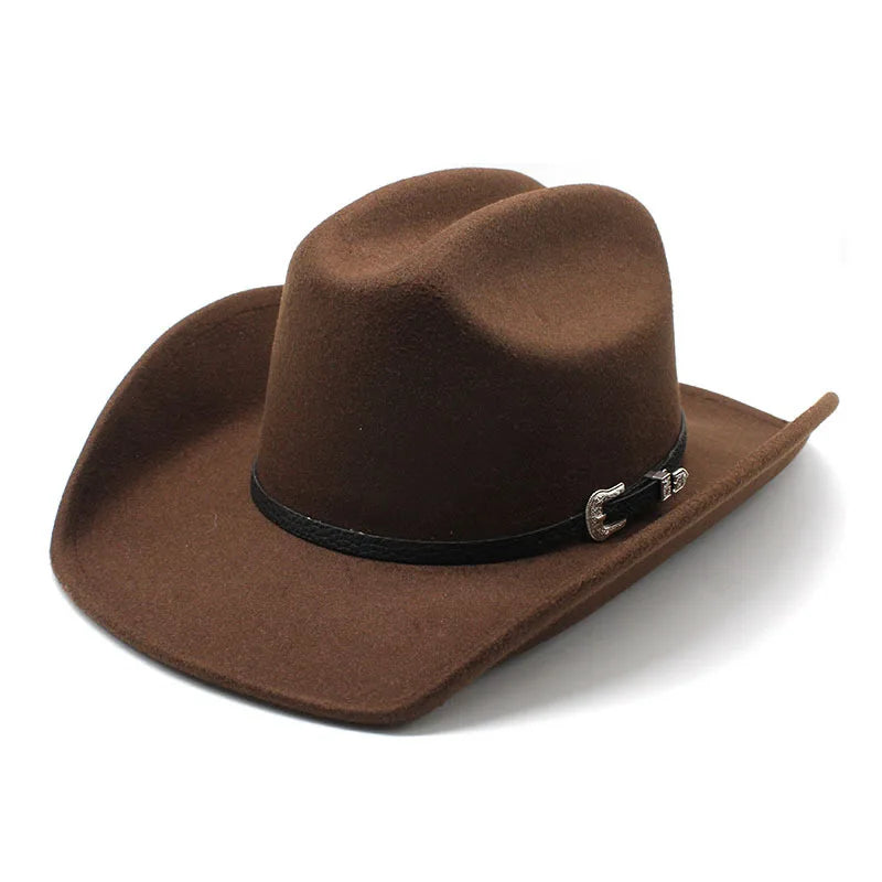 Homme ajustant son chapeau cowboy en extérieur