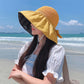 Chapeau de paille suspendu à un crochet, ombre visible