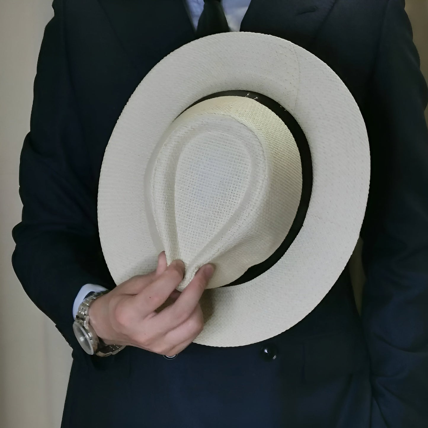 Détail du tressage léger du chapeau en paille