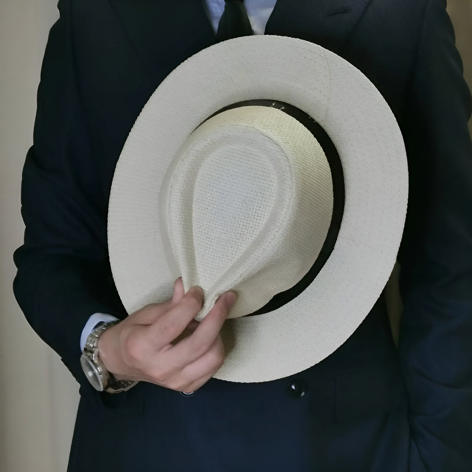 Détail du tressage léger du chapeau en paille