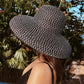 Vue rapprochée du motif tressé du chapeau de paille