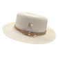Chapeau de paille avec un ruban noir sur fond blanc