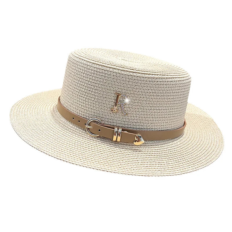Chapeau de paille avec un ruban noir sur fond blanc