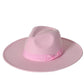 Chapeau Fedora avec motifs floraux, posé sur une étagère