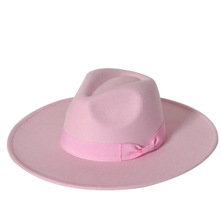 Chapeau Fedora avec motifs floraux, posé sur une étagère