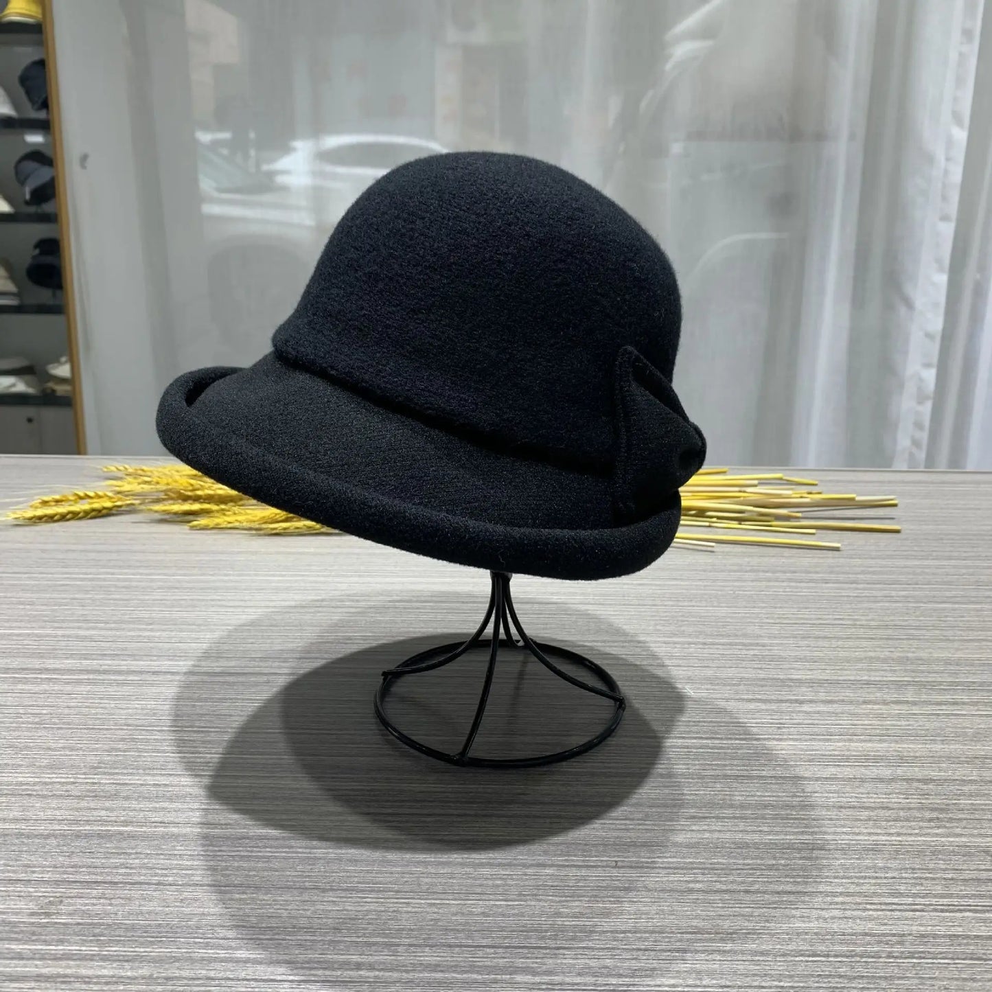 Chapeau cloche en tweed gris, style intemporel