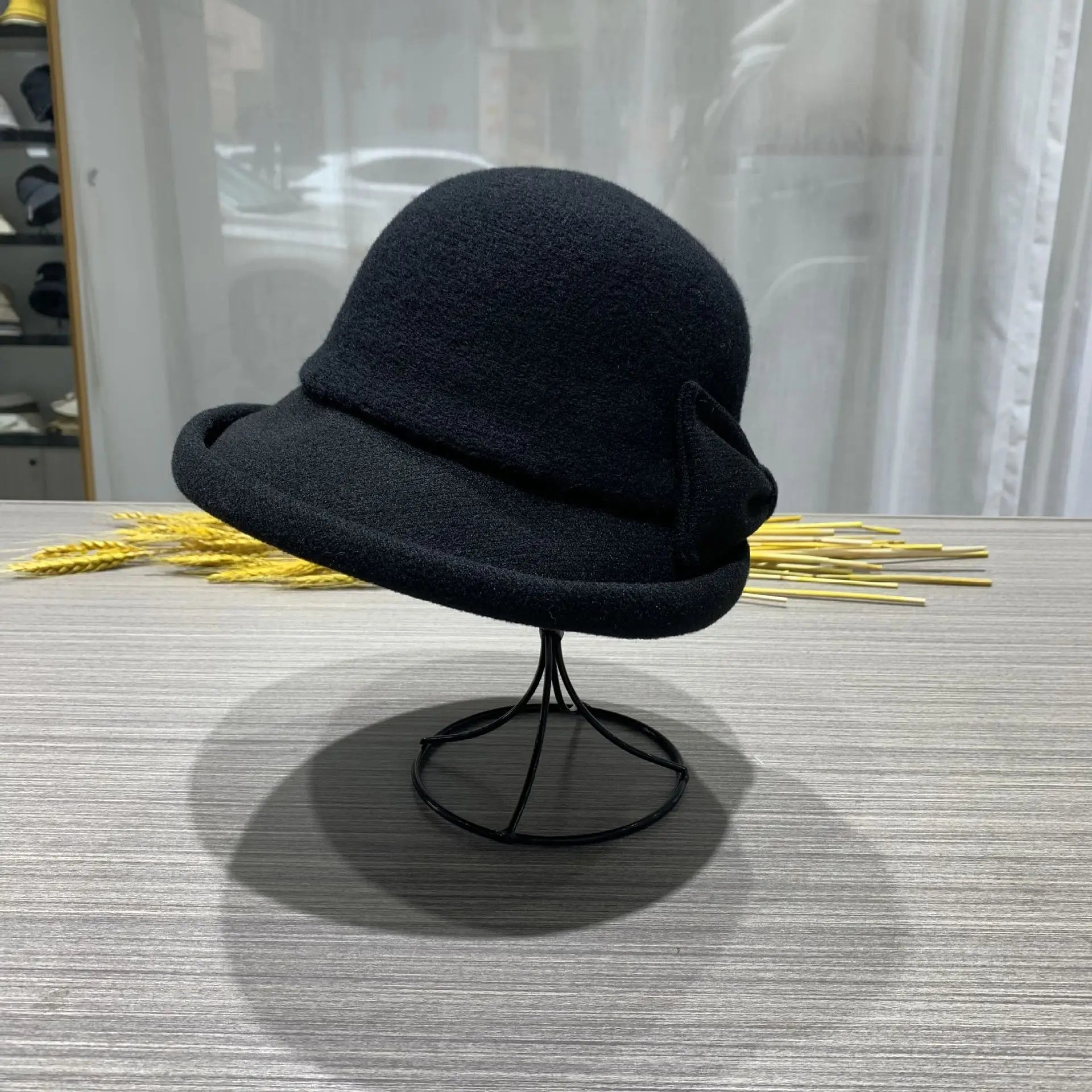 Chapeau cloche en tweed gris, style intemporel