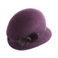 Femme portant un chapeau cloche élégant, ambiance vintage