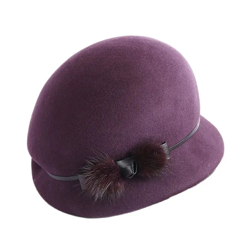 Femme portant un chapeau cloche élégant, ambiance vintage