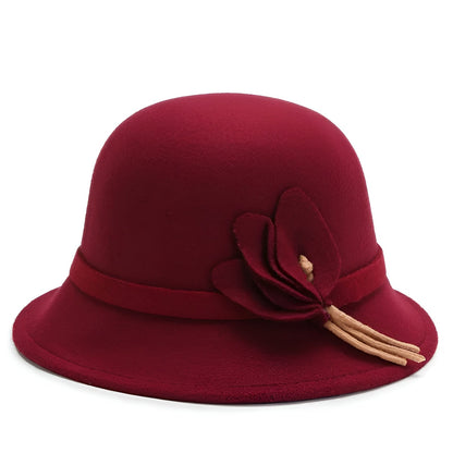 Chapeau cloche suspendu, ombre projetée sur le mur