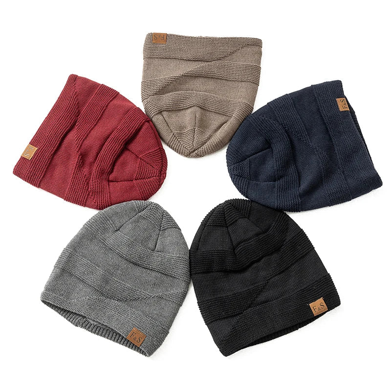 Vue de profil d'un bonnet rouge sur mannequin