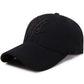 Casquette marron avec logo brodé, posée sur un fond neutre