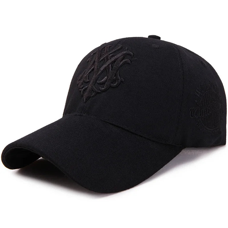 Casquette marron avec logo brodé, posée sur un fond neutre