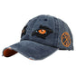 Gros plan sur la broderie des yeux sur casquette