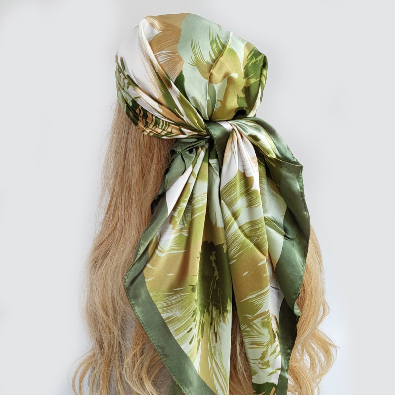 Foulard vert enroulé, montrant texture et motifs