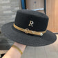 Détail du bord d'un chapeau de paille tressé