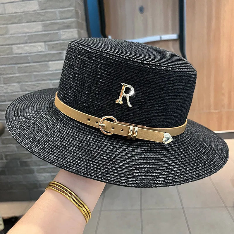 Détail du bord d'un chapeau de paille tressé
