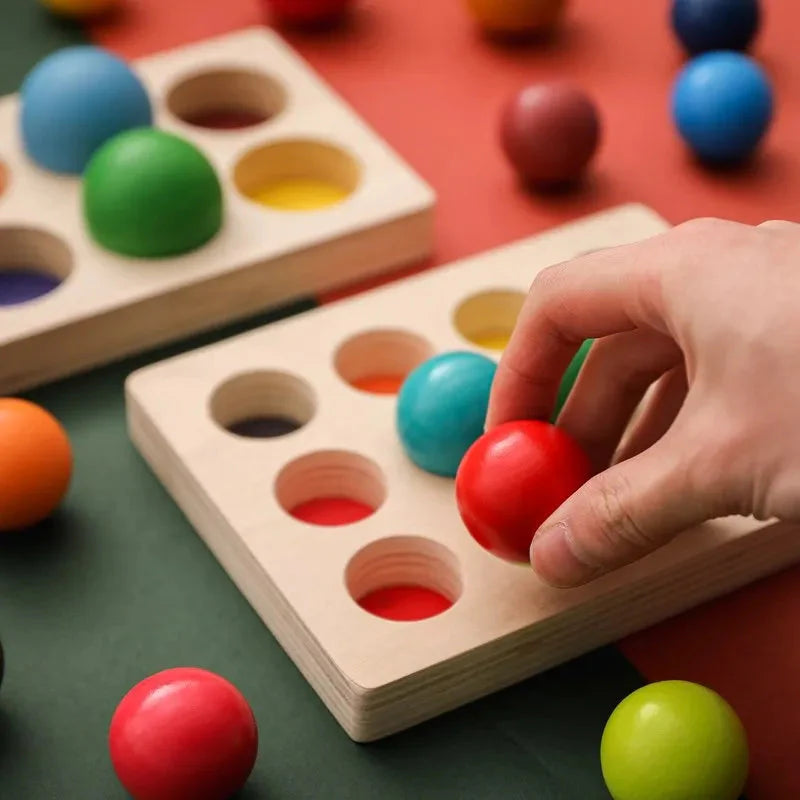 Vue rapprochée de boules en bois, différentes tailles et couleurs