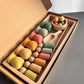 Pots colorés et boules en bois sur fond neutre