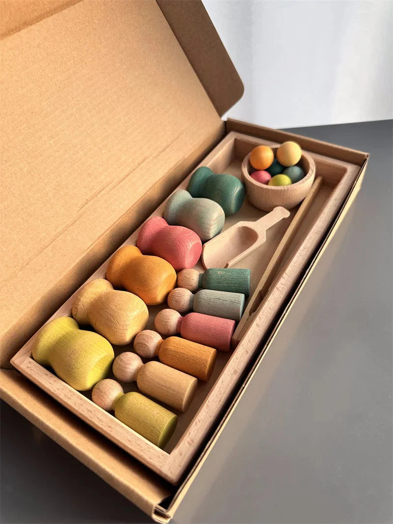 Pots colorés et boules en bois sur fond neutre